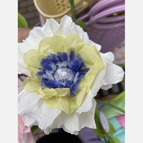 H�ndfoldet papir blomst - gul