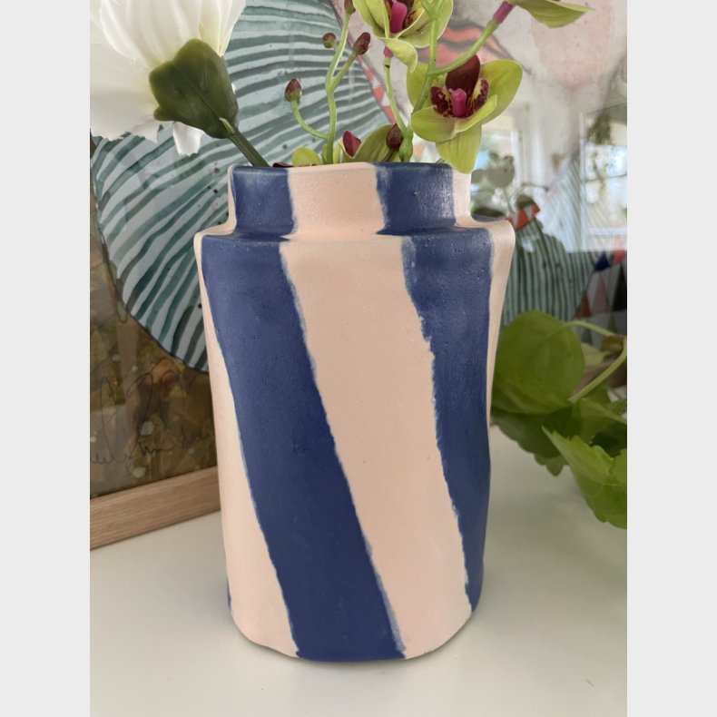 Keramik vase fra TheClayPlay - bl/rosa striber