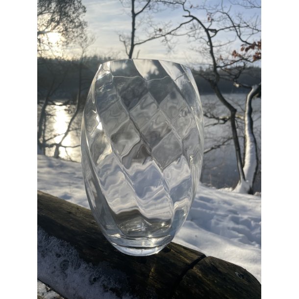 Crystal vase fra Anna von Lipa 